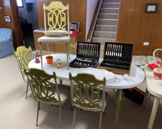 MCM kitchen set with table and 6 chairs