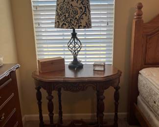 Parlor table, accent lamps