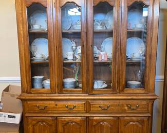 Nice hard rock maple hutch. Matches the table and buffet