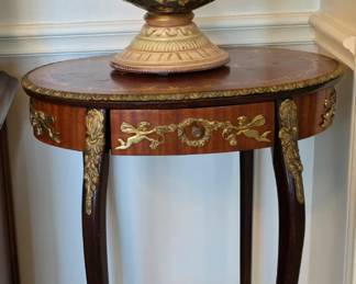 pair of Louis XV style side lamp tables in beautiful tiger wood with brass accents plus an ornate ceramic urn 