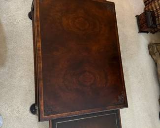 Coffee table with extendable sides 