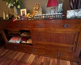 Sideboard hutch