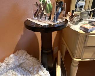 Round pedestal table