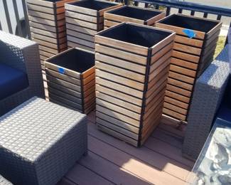 5 large planters, 1 small planter