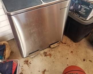 Trash/recycling center