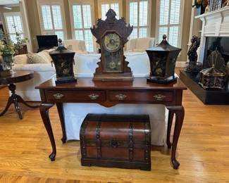 Vintage Bombay Co Queen Anne style console/sofa table