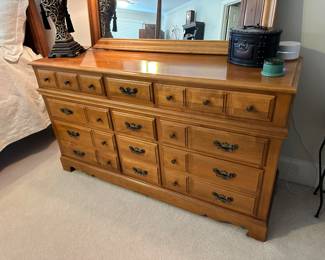 Vintage Flanders "Yorktown" dresser with mirror