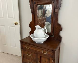 Victorian 'Eastlake' dressing table with mirror