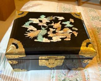 Lacquered jewelry box