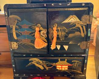 Lacquered jewelry box