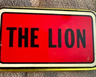 The lion tin top