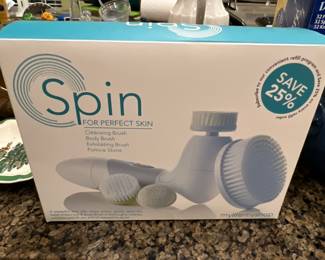 Spin cleansing facial brush