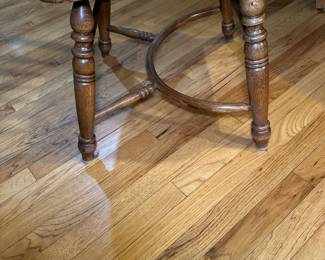 Pretty and unique half-moon detail on chairs