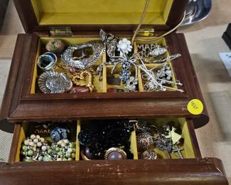JEWELRY BOX / COSTUME JEWELRY LOT