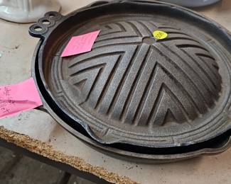 CAST IRON SKILLET WITH LID