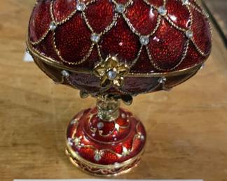 MUSICAL PEDESTAL RING BOX