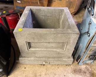 CONCRETE PLANTER