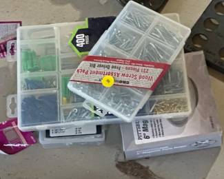 LOT SCREWS , MAGNETIC PARTS HOLDER , ETC