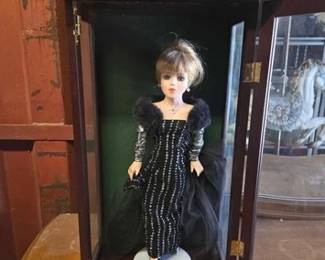 6011  2000 Camellia Garden Porcelain 16 Doll W Case 