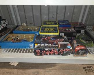 7140  NEW Figurines, Lunch Pales, Model Kit  More 