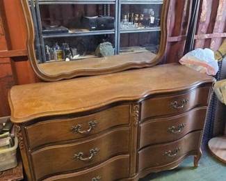 6538  Bassett Furniture Dresser with Vanity Mirror 