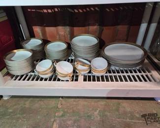 6086  Kutani Fine China Dinnerware Set 