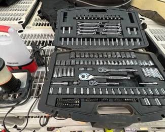 2510  Socket Wrench Set and 3 Lamps 