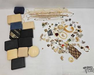 1020  Costume Jewelry  Jewelry Boxes 