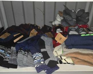 7136  NEW Cozy Cabin Socks  Slippers  Alpine Gloves 