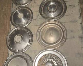 4082  8 Metal Hubcaps 