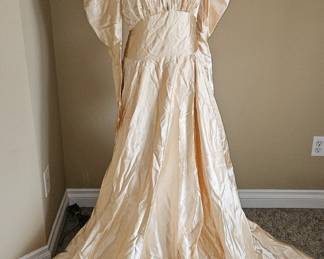 Vtg Satin Wedding Dress w/Train & Accessories!
