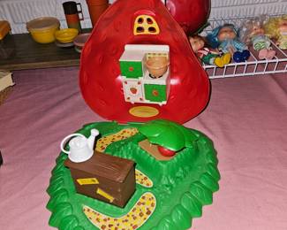 Vtg. 1980 Strawberry Shortcake Berry Bake Shoppe Shop Set Playset 