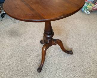 Vtg. 2' Round Accent Table 2.5' Tall