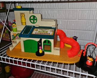 Vtg. Fisher Price Sesame Street Clubhouse 
w/5 Figures 