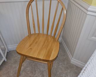 Spindle Bow Back Windsor Chair!
