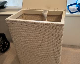 Vtg. MCM Woven Wicker Laundry Hamper Hinged Lid Vicki Ann Wicker 