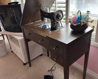Vtg Domestic Sewing Machine!
