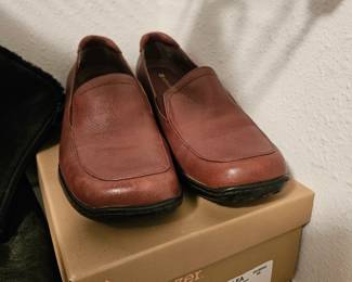 Naturalizer Tan/Brown Loafer!
