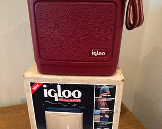 Vtg. Retro Maroon Igloo Tag-Along 8 Ice Chest w/Shoulder Strap w/Box