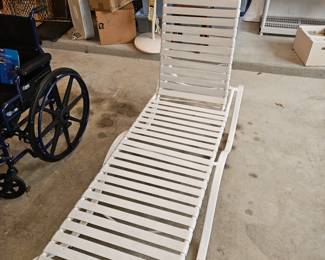 Vtg. Outdoor White Aluminum Vinyl Strap Chaise Lounge Chair 