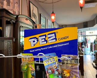 CLOSE-UP OF VINTAGE (HIGHLY COLLECTIBLE PEZ STAND & PEZS!)