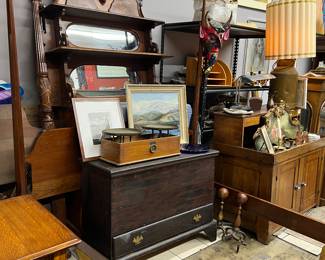 Here is a closer look at the Eastlake Victorian mirrored headboard, an early American linen trunk, bed frame and other misc. vintage items... 