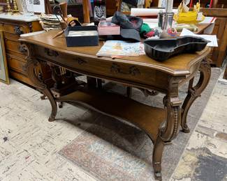 ON TOP OF THIS NICE TRADITIONAL FOYER TABLE IS A CAKE MOLD SIGNED BY #MILEY CYRUS! WE HAVE SOOO MANY RANDOMLY SIGNED CELEBRITY ITEMS THROUGHOUT THE STORE!