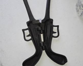 Opens up to remove Boots