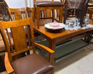 Oak Table with 1 leave and 8 Chairs 