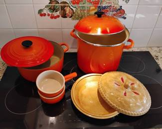 GA162VLe Creuset Pots  Bowls Pie Platter