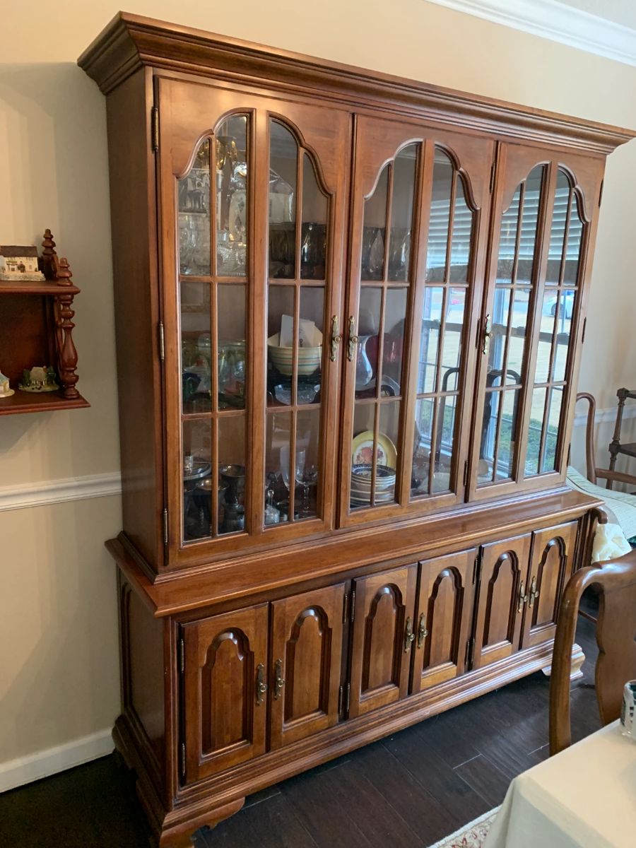 #1	Thomasville China cabinet 6 wood doors, 6 glass doors 3 drawers 65x18x29-78	 $175.00 			
