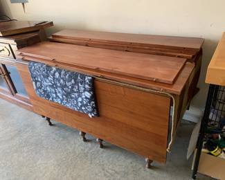 #149	Cherry wood drop leaf gate leg table with 5 leaves 30-144x54x30	 $150.00 			
