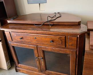 #150	 Hekman Heavy pine corner display cabinet with 2 shelves 1 drawer 2 glass doors 49x26x36	 $500.00 			
