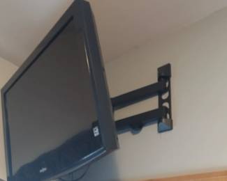 Insignia TV and Mounting Bracket $5 with remote (not smart)